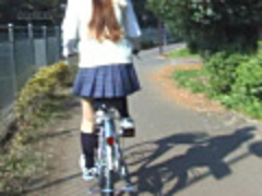 女子高生自転車パンチラ